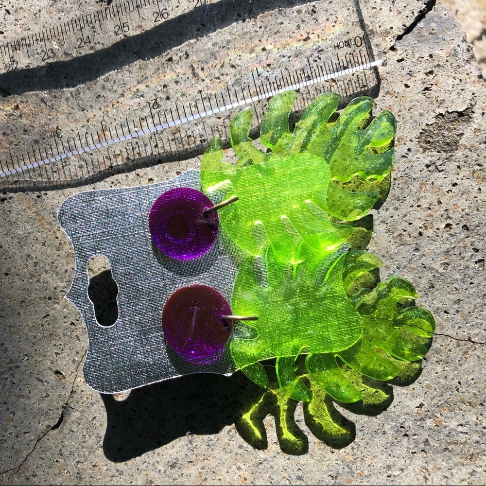 Green and purple monstera earrings - Picture 3 of 4